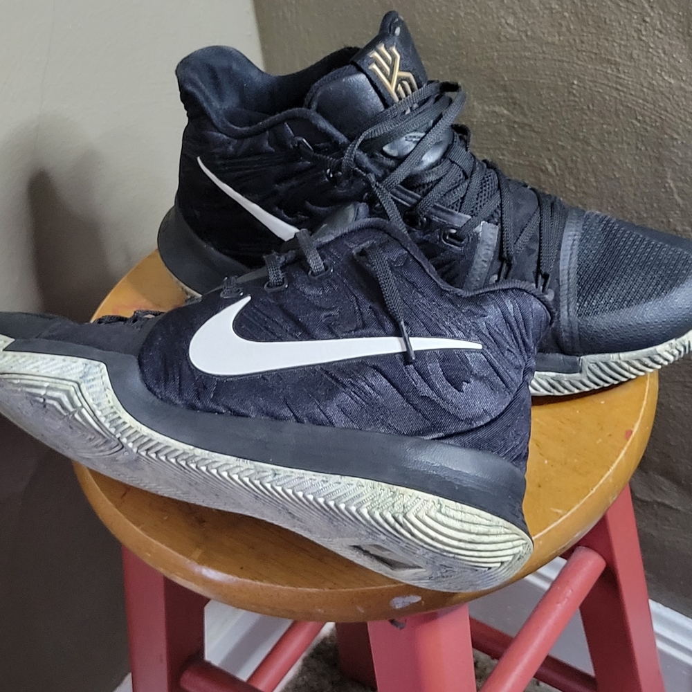 Nike Kyrie 3 Black History Month size 11